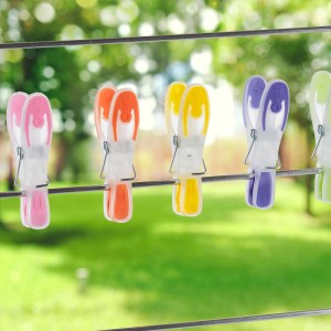 Bunte Relaxdays Wäscheklammern, 75er Set aus Kunststoff mit Soft-Grip auf einer Wäscheleine.