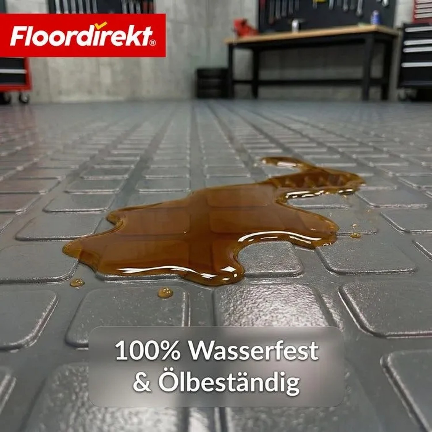 Dunkelgrauer Floordirekt PVC-Bodenbelag Check Quadra mit Quadrat-Optik, zeigt Wasser- und Ölbeständigkeit in Werkstatt.