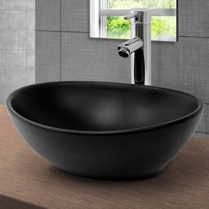 Schwarzes, ovales ML-Design Waschbecken aus Keramik mit Ablaufgarnitur, montiert im Badezimmer.