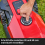 Einhell Freelexo 500 Mähroboter: Hand stellt Schnitthöhe ein. Roter Rasenroboter mit Display.