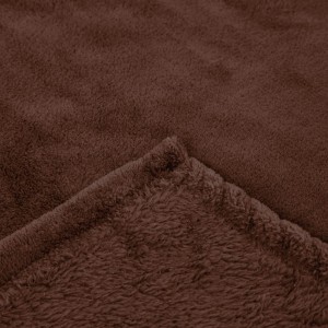 Nahaufnahme einer braunen Bestlivings Kuscheldecke mit Ärmeln, weiches Polyester.