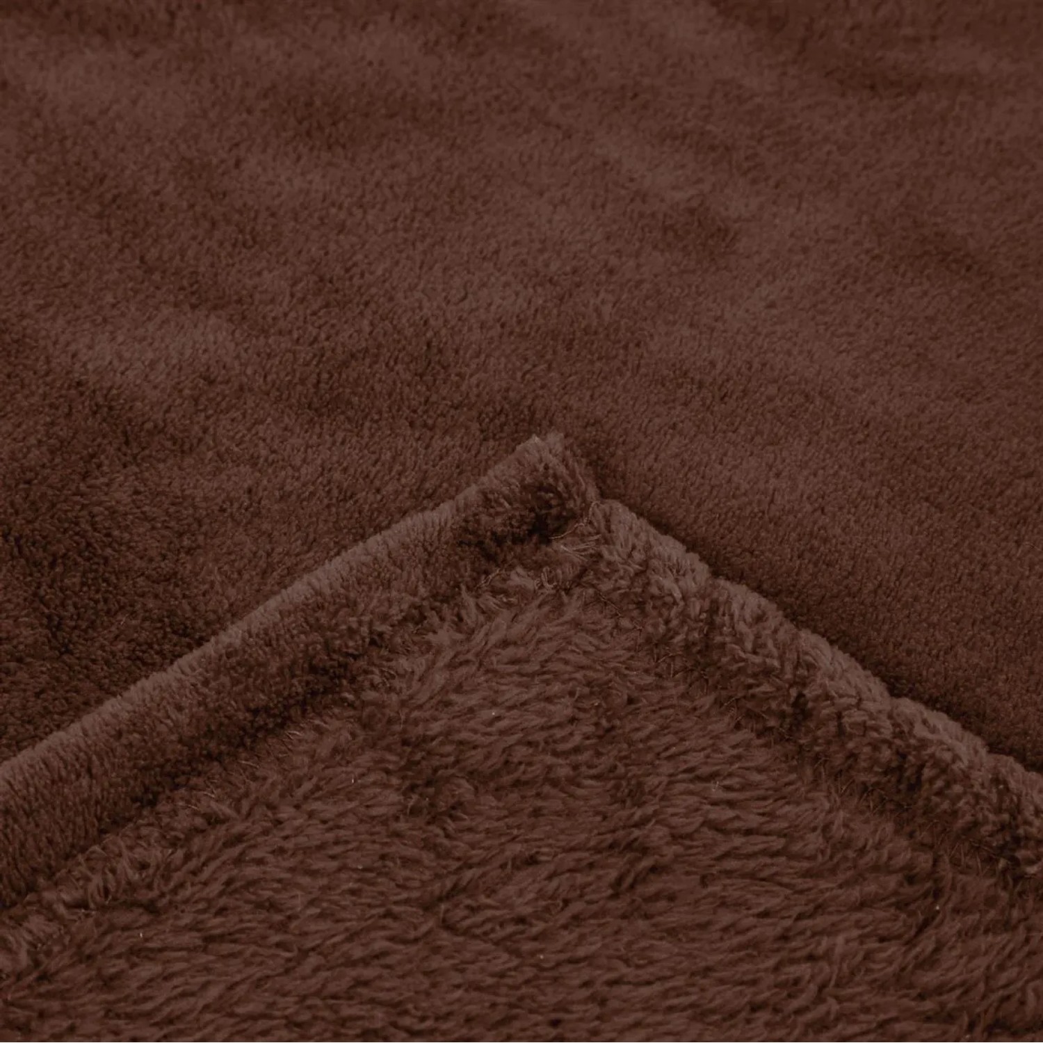Nahaufnahme einer braunen Bestlivings Kuscheldecke mit Ärmeln, weiches Polyester.