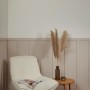 Raumansicht mit Schöner Wohnen Deckenleiste Modern 1 HDPS, 45x45 mm, indirekte Beleuchtung.