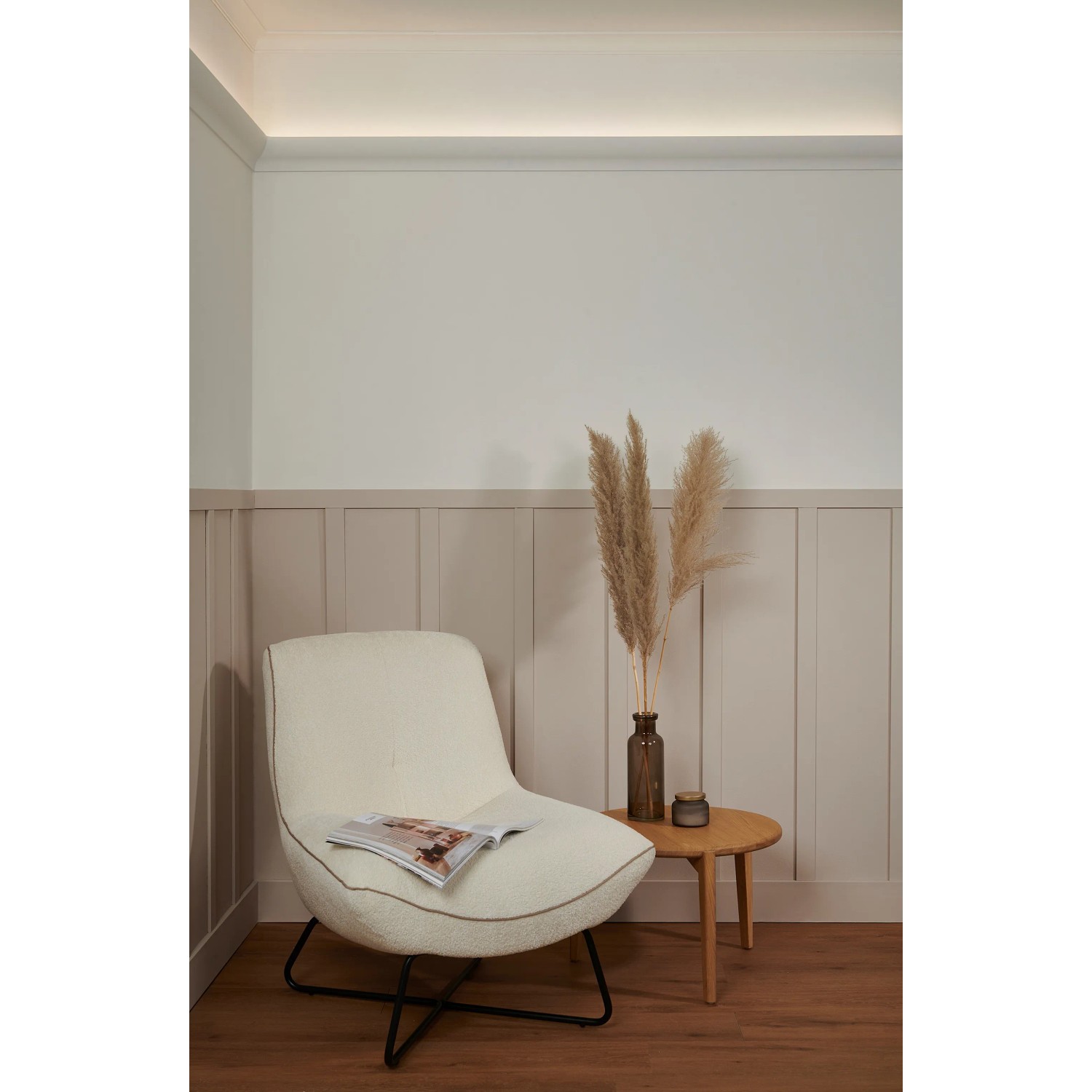 Raumansicht mit Schöner Wohnen Deckenleiste Modern 1 HDPS, 45x45 mm, indirekte Beleuchtung.