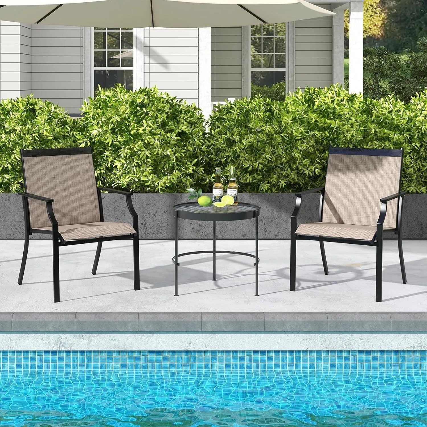 Zwei Costway Gartenstühle in Kaffee mit schwarzem Metallrahmen auf Terrasse am Pool. Bequeme Terrassenstühle im 2er Set.
