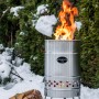 Feuerhand Pyron Feuertonne aus Edelstahl, 25 l, mit brennendem Feuer im Schnee.