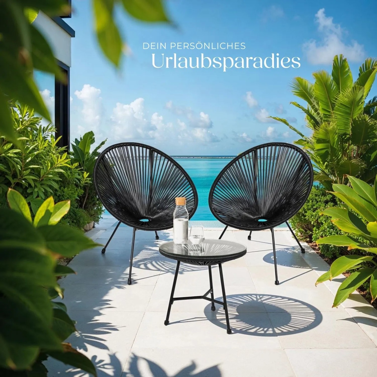Schwarzes Gartenstuhl-Set im Acapulco-Stil mit Schnurbespannung und Beistelltisch auf Terrasse. Retrodesign.