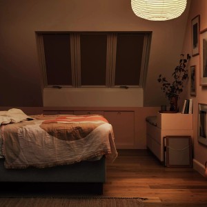 Schlafzimmer mit Velux Verdunkelungsrollo DKL S08 0705S Grau an Dachfenstern für optimale Abdunkelung.
