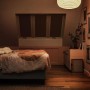 Schlafzimmer mit Velux Verdunkelungsrollo DKL S08 0705S Grau an Dachfenstern für optimale Abdunkelung.
