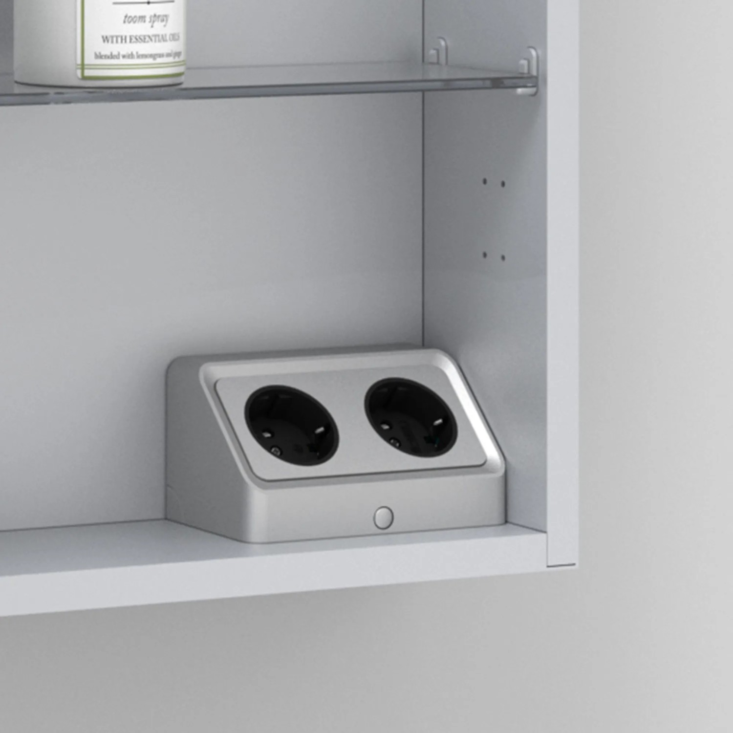 Kalb Avena Ecksteckdose, silbergrau, mit 2x 230V Ausgängen im Badezimmerschrank.