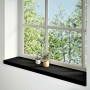 Dunkelbraune Massivholz Eiche Fensterbank, 120x30x2 cm, unter weißem Fenster.