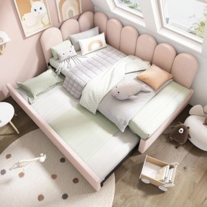 Rosa Samt-Daybett mit ausziehbarem Bett, gepolstertem Kopfteil und L-förmigem Design im Kinderzimmer.