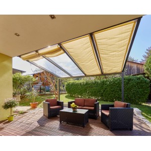 Sandfarbene Gutta Seilspannmarkise (945 mm x 2.900 mm) über einer Terrassenüberdachung.