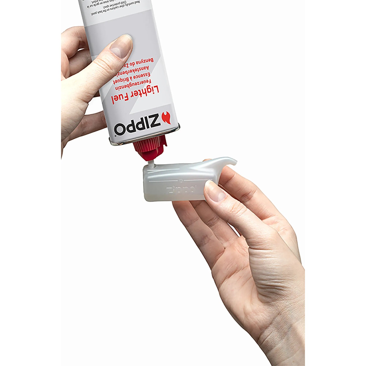 Zippo Feuerzeugbenzin (125ml) wird in einen kleinen Behälter gefüllt.