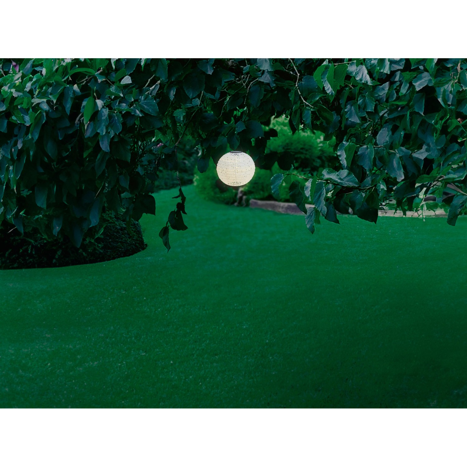 Weiße Solar-Dekoleuchte Pellaro (Ø 25cm) als Lampion im Garten, stimmungsvolle Beleuchtung.