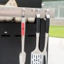 Char-Broil Gear Trax Haken mit Grillzange, Wender und Gabel am Grill.