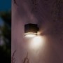 Schwarze Philips Virona Solar Wandleuchte mit Sensor an einer Wand.
