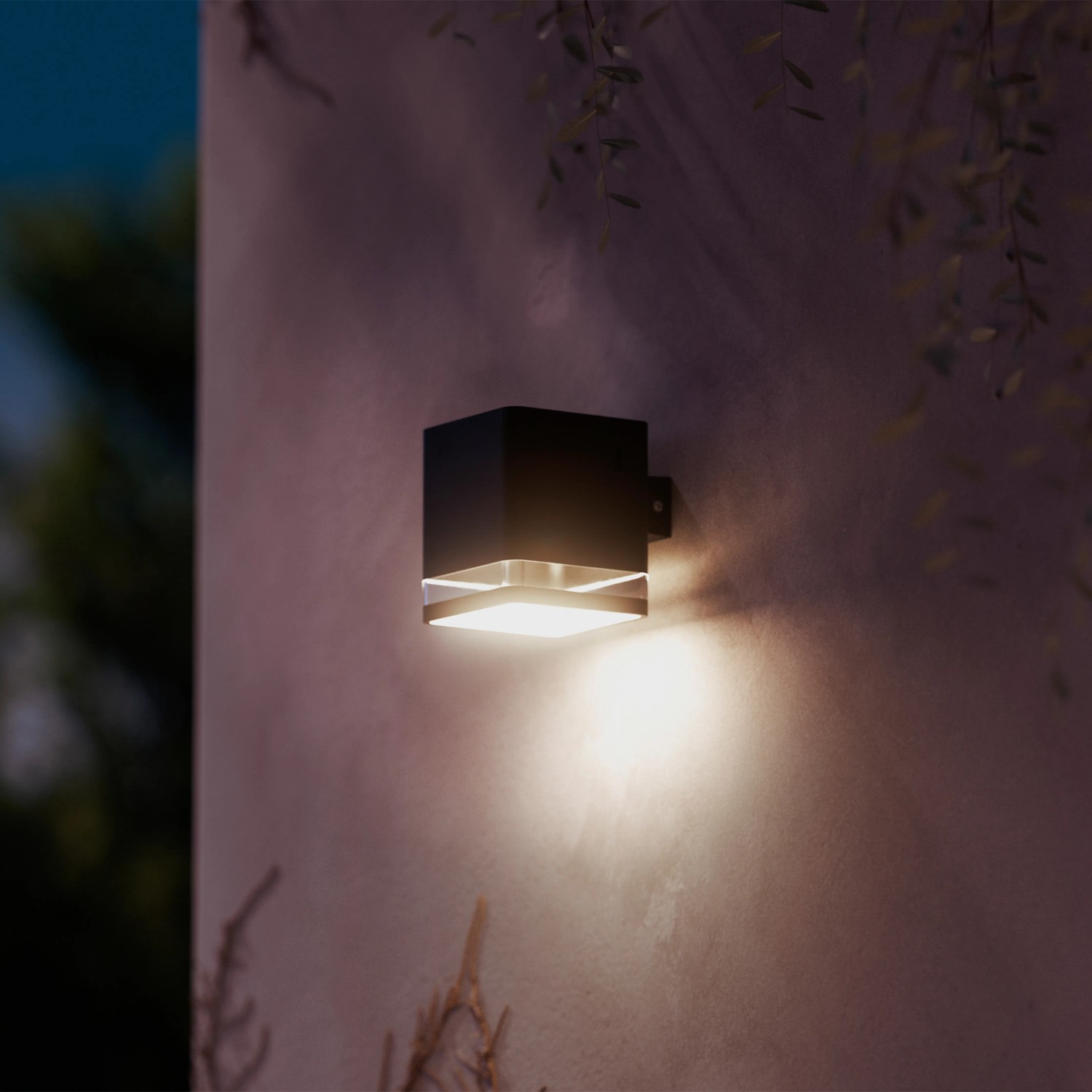 Schwarze Philips Virona Solar Wandleuchte mit Sensor an einer Wand.