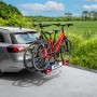 Eufab Falcon Fahrrad-Kupplungsträger am Auto mit zwei Fahrrädern (rot, schwarz).