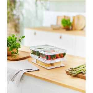 Rotho Cauma Kühlschrank-Organizer Set, 3-teilig, transparent, mit Gemüse und Erdbeeren gefüllt.
