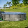 Runder Summer Waves Pool (549 cm) in Rattangrau mit Abdeckung im Garten.