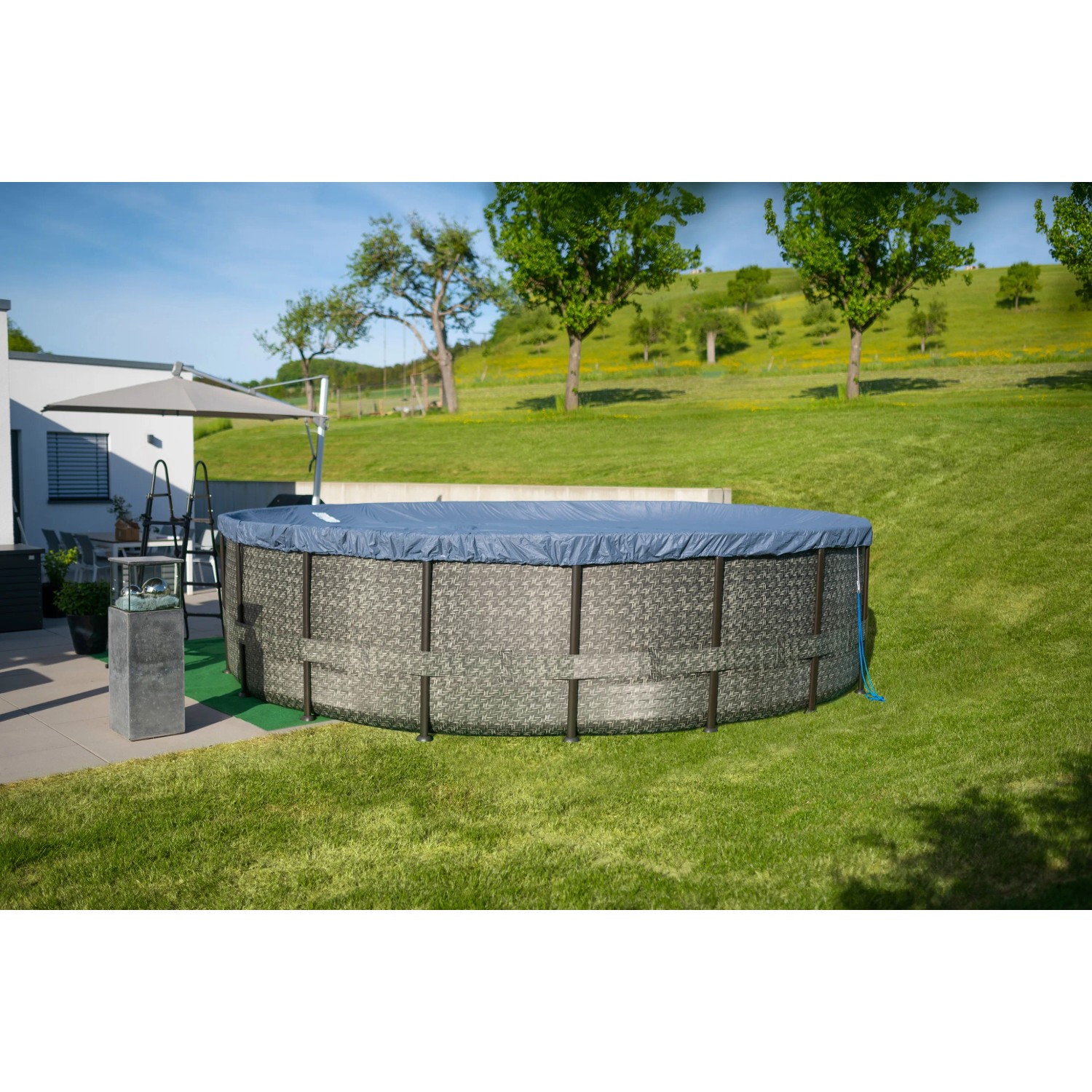 Runder Summer Waves Pool (549 cm) in Rattangrau mit Abdeckung im Garten.