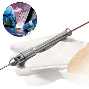 STAHLWERK WIG Schweißdrahthalter TIG Pen für Schweißstäbe in Hand mit Schweißszene im Hintergrund.