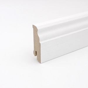Weiße Sockelleiste (60mm x 18mm x 2400mm) im Stil White&Black, überstreichbar.