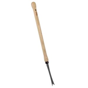 D&O Unkrautstecher mit 65 cm Gesamtlänge, Holzstiel und scharfer Borstahlspitze zum Jäten.