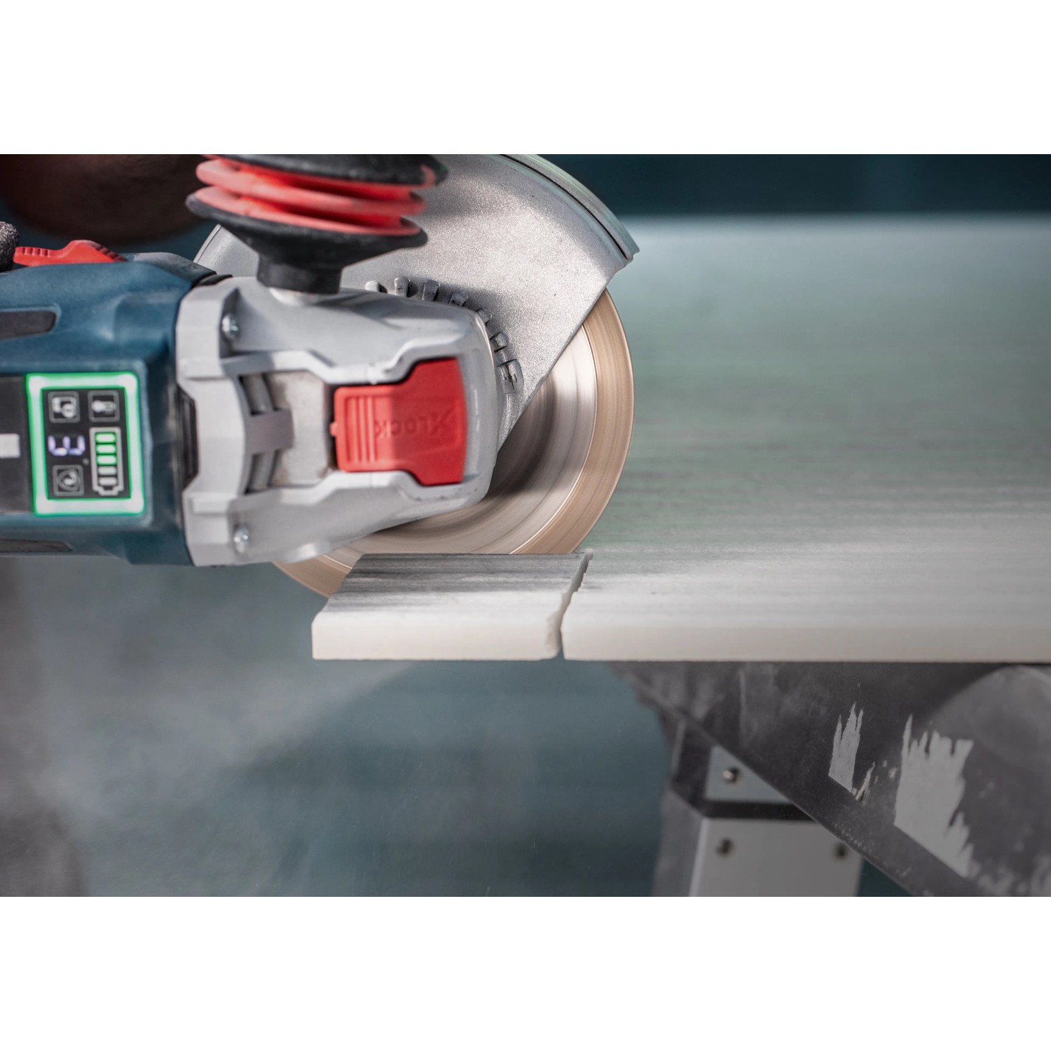 Bosch Expert Diamanttrennscheibe X-Lock schneidet Fliese mit Winkelschleifer.