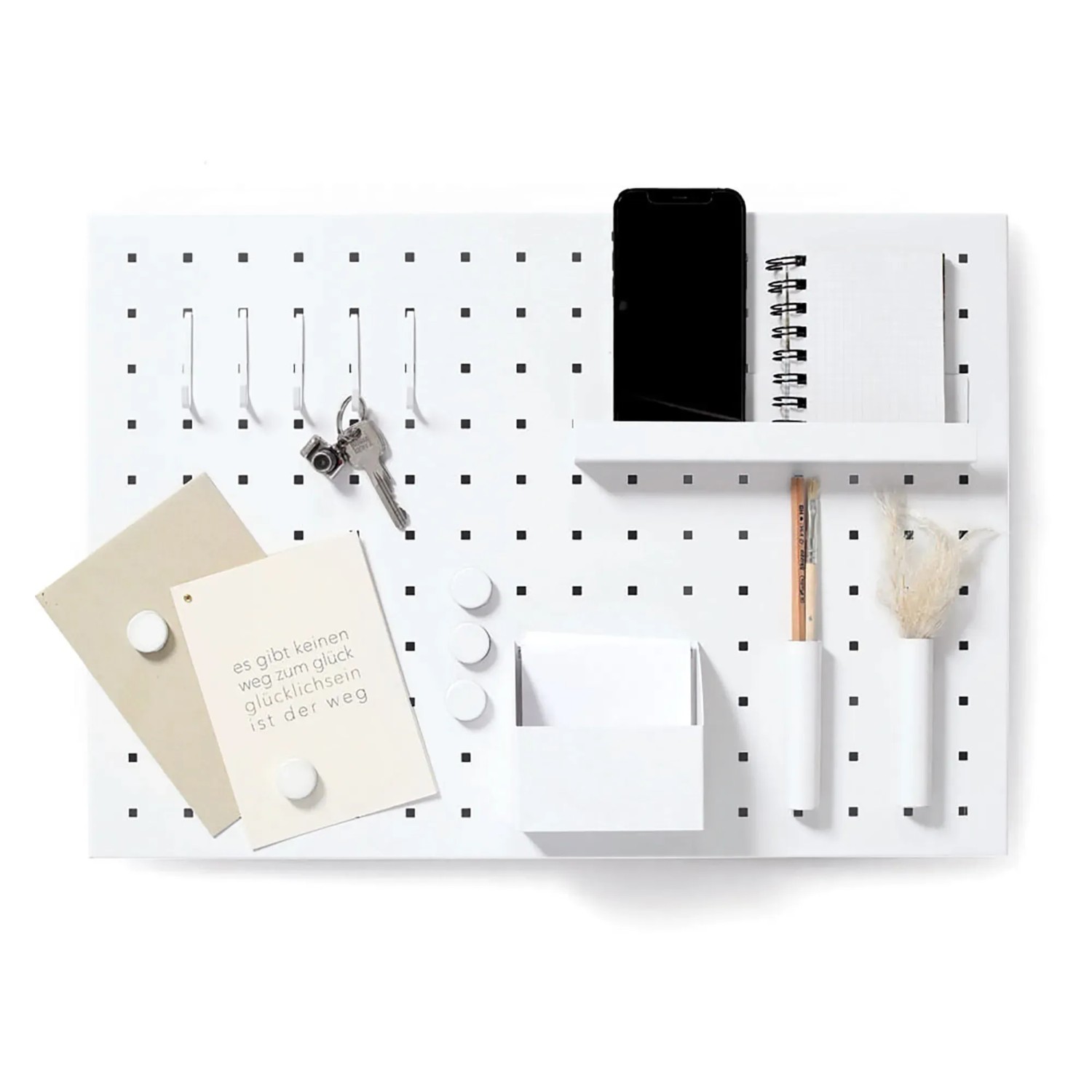 Weißes Zeller Memoboard mit Zubehör: Magnete, Zettelbox, Stiftehalter, Haken und Ablage. Wanddekoration.