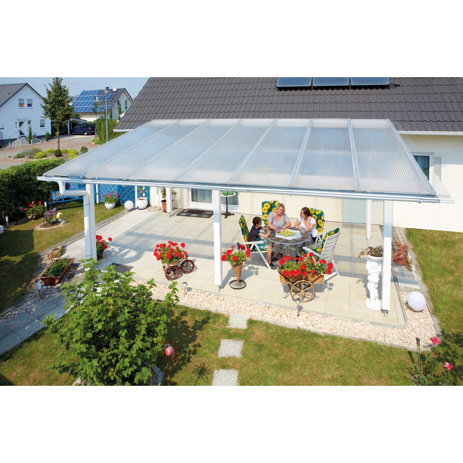 Transparente Acryl Stegdoppelplatte als Terrassenüberdachung mit Familie im Garten.