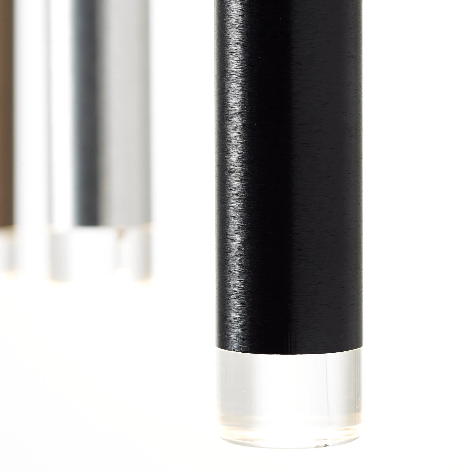 Detailaufnahme: 5-flammige LED-Pendelleuchte Cembalo in Braun/Schwarz mit transparentem Acryl.