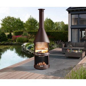 Brauner Buschbeck Gartengrillkamin Sydney mit Grillrost und Holzscheiten im Außenbereich.