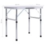 Weißer, klappbarer Campingtisch (60x45 cm) aus Aluminium, ideal für Outdoor-Aktivitäten.