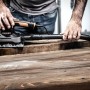 Worx Schwingschleifer WX642.1 in Aktion beim Schleifen von Holz. Schleifmaschine mit Staubabsaugung.