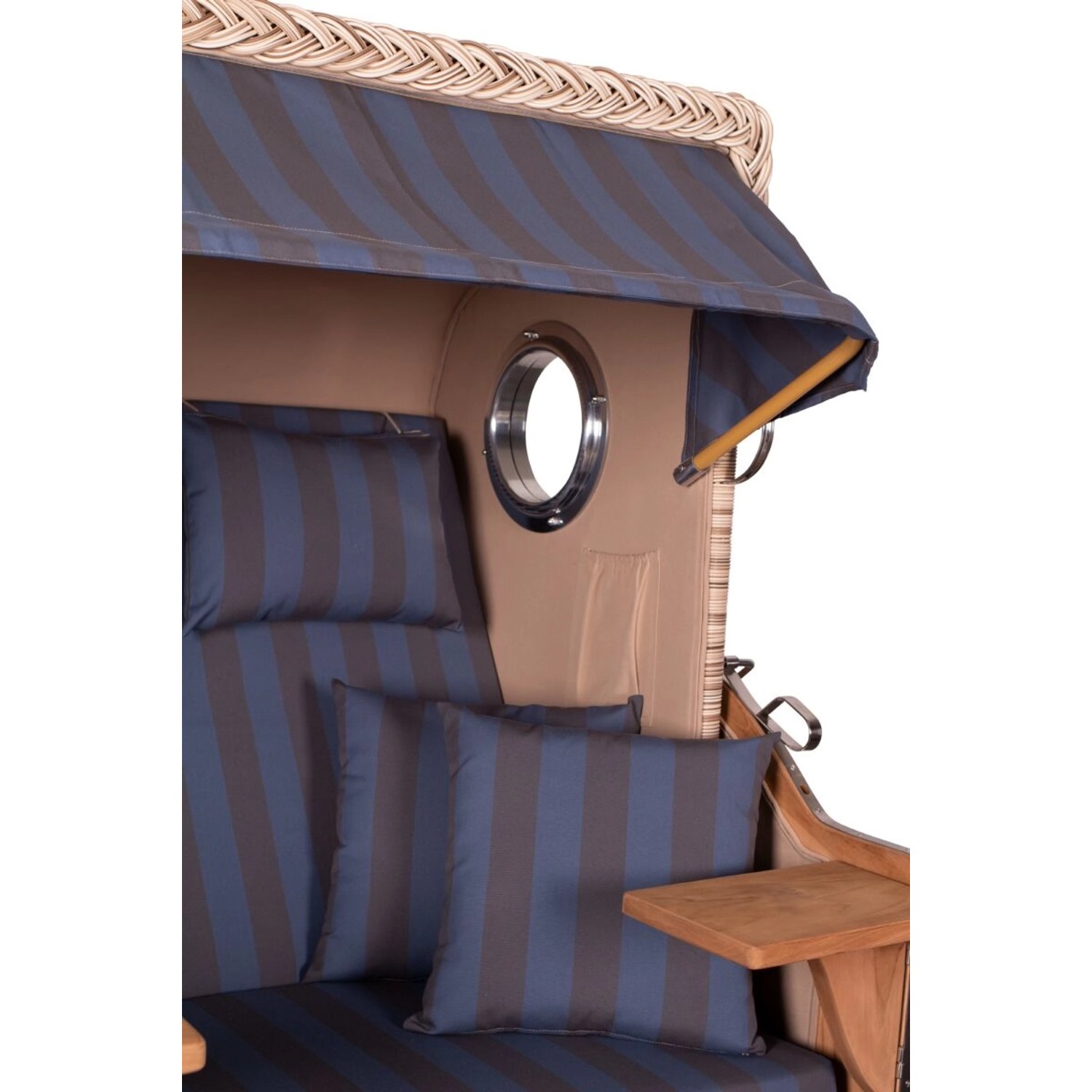 Detailansicht Strandkorb Ammersee Teak grau mit Bullauge, Streifenmuster, Kissen und Bistrotisch.