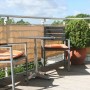 Balkon mit Floracord Balkonverkleidung Sisal als Sichtschutz, Stühlen und Tisch.