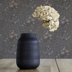 Graue Tadessi Vliestapete mit zartem floralem Blumenmuster. Dekorative Tapete für stilvolle Wohnräume.