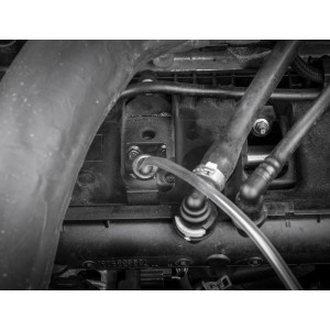APA Ölabsaugpumpe 12V im Einsatz am Motor, Detailaufnahme.