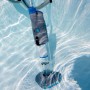 Elektrischer Poolreiniger Super Vac von Gre im Pool unter Wasser.