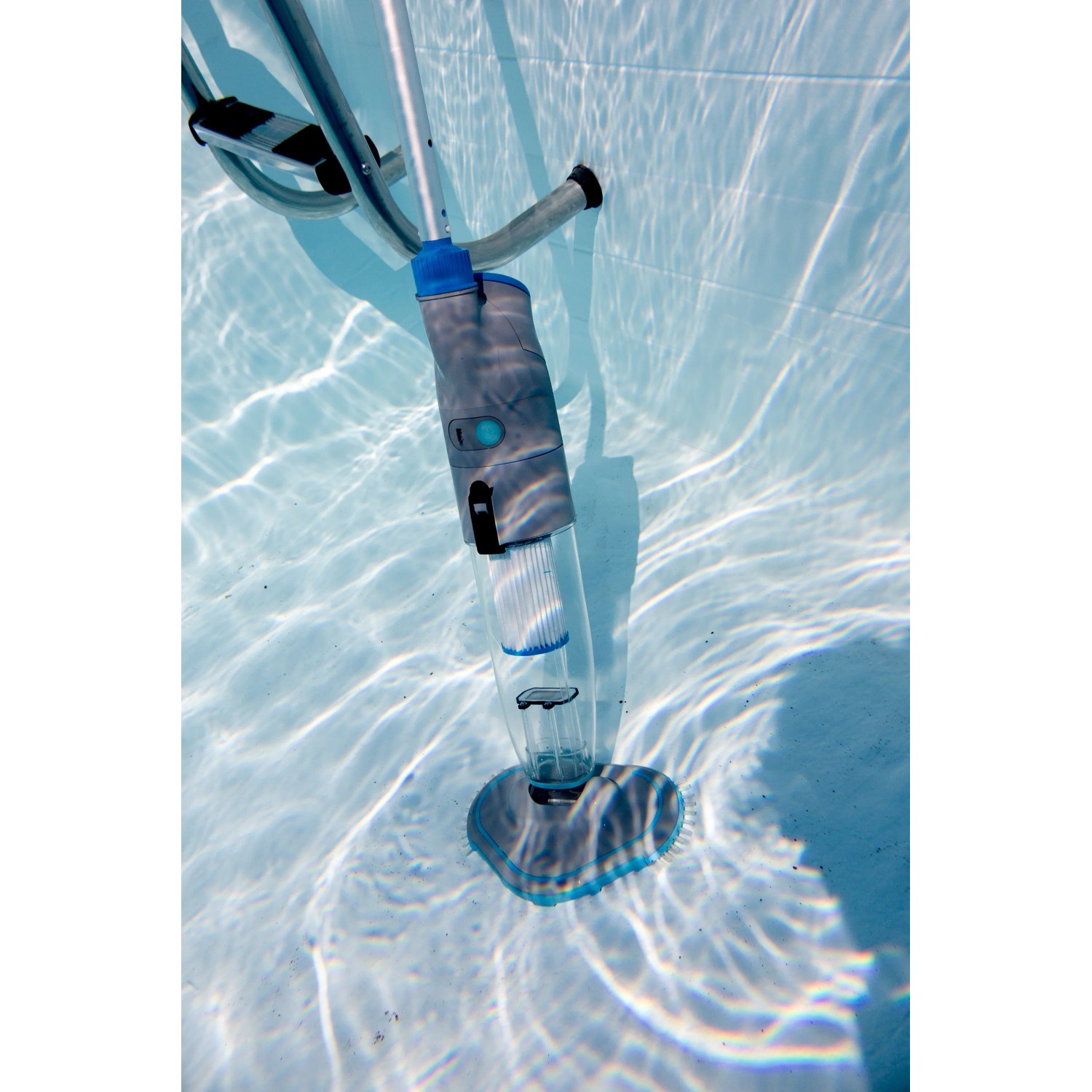 Elektrischer Poolreiniger Super Vac von Gre im Pool unter Wasser.