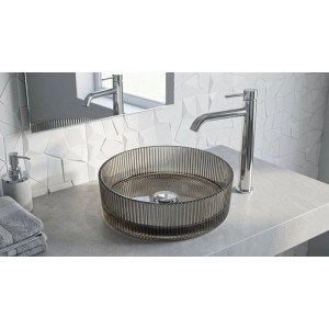 Modernes, rundes Swiss Aqua Technologies Aufsatzwaschbecken aus geriffeltem Rauchglas auf einer Waschtischplatte.