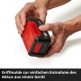 Einhell Power X-Change Akku PXC-Twinpack 2x 18 V 4 Ah in Händen, rot/schwarz.