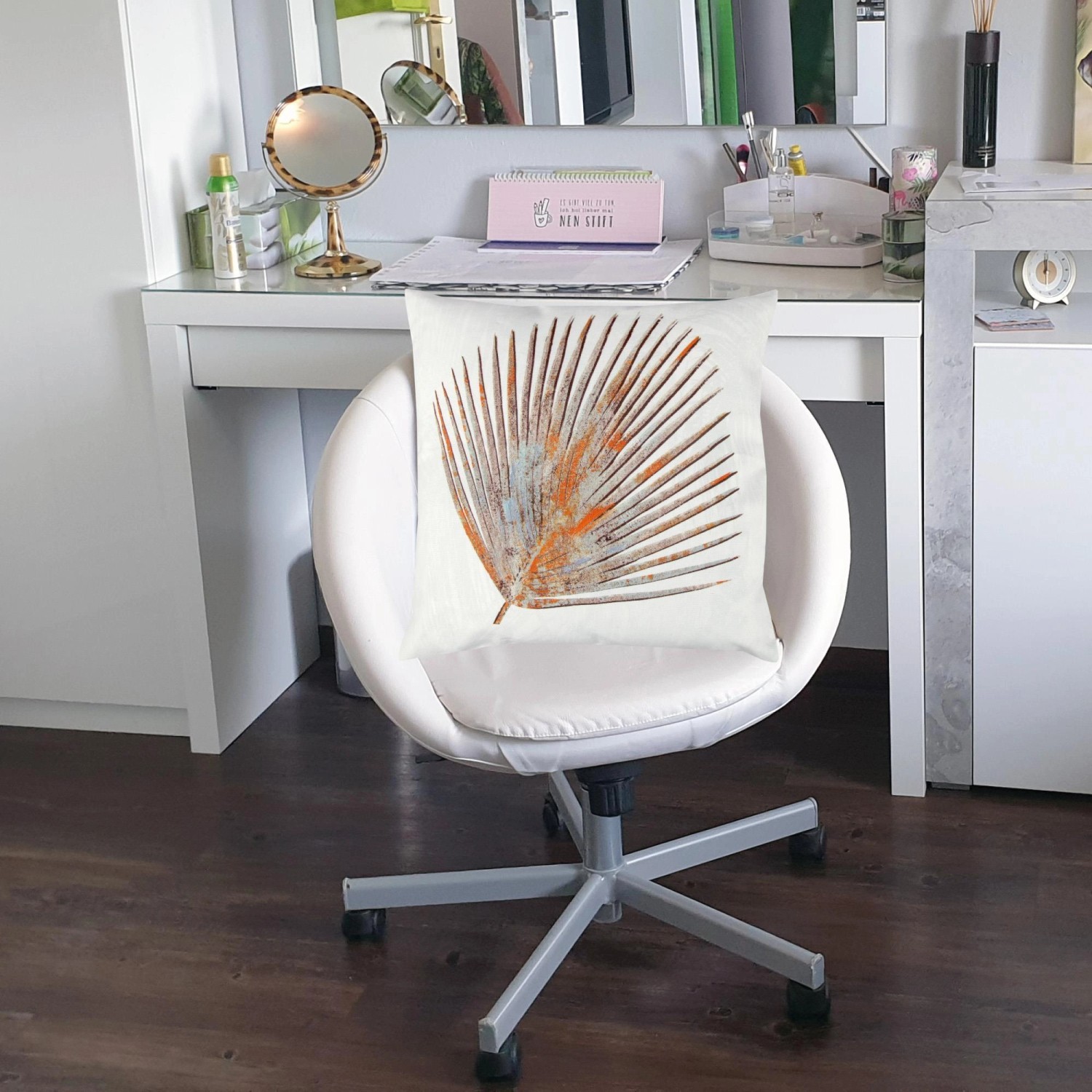 Bestlivings Kissenhülle 45x45 cm mit Palmen Print in Ziegel auf einem Stuhl.