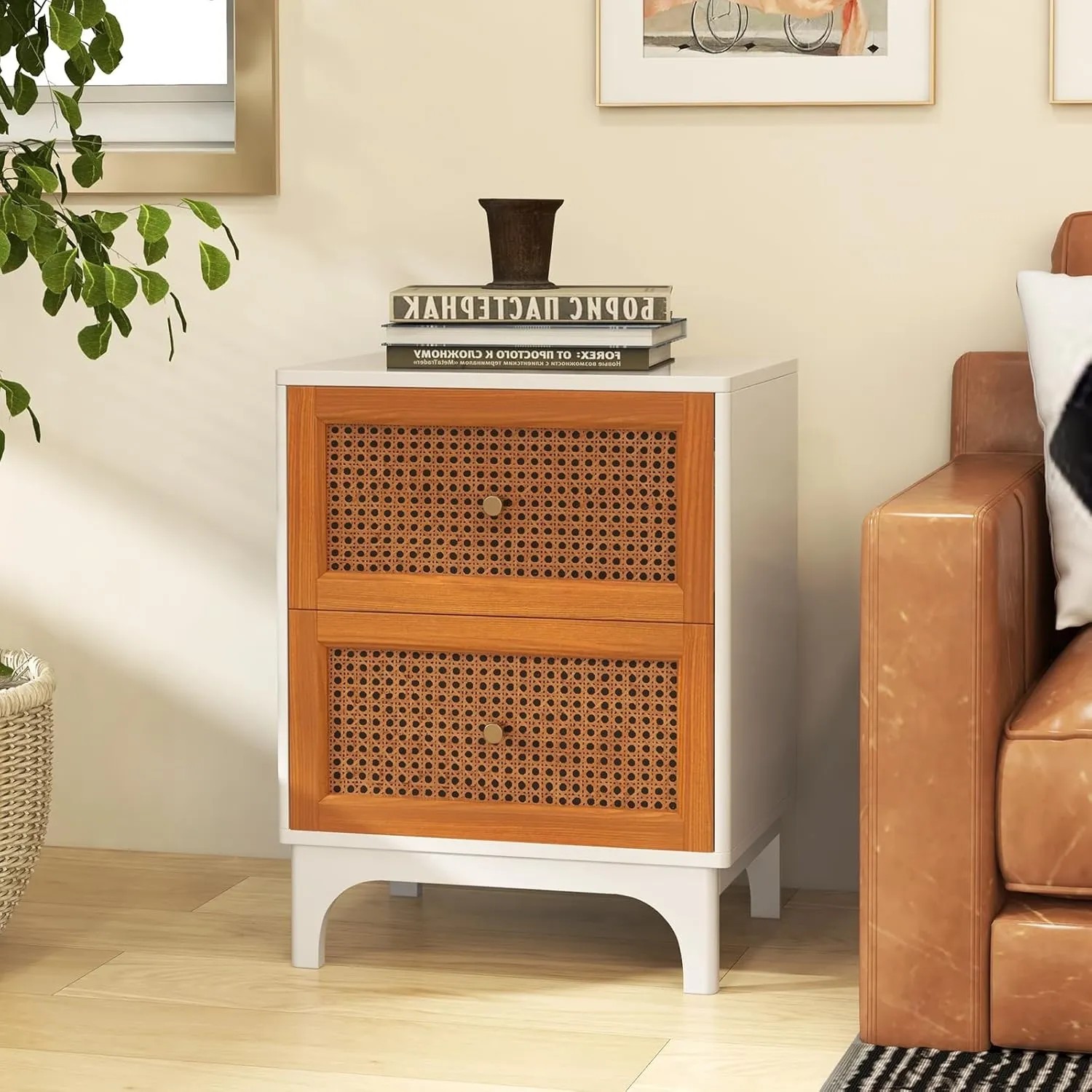 Costway Nachttisch mit Rattan-Schubladen und goldenen Griffen. Nachttisch im Boho-Stil.