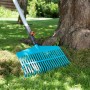 Gardena Combisystem Rechenbesen im Einsatz zum Zusammenfegen von Grasschnitt im Garten.