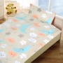Bestlivings Kinderbettwäsche mit Mond, Sternen und Wolken Muster auf einem Bett.