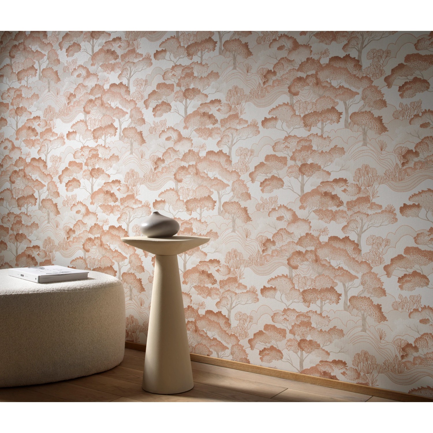 Erismann Vliestapete Elle Decoration 4 Golden Grove Terracotta mit Waldmotiv.
