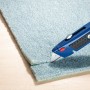LUX Universalmesser Classic schneidet Teppich. Bastelmesser mit blauer Griff und Trapezklinge.